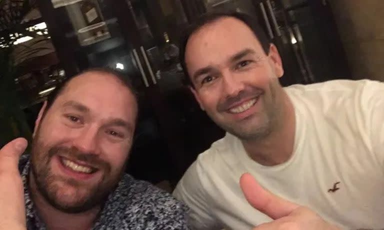 Tyson Fury, con barba, en una foto junto con Kinahan, buscado por la justicia