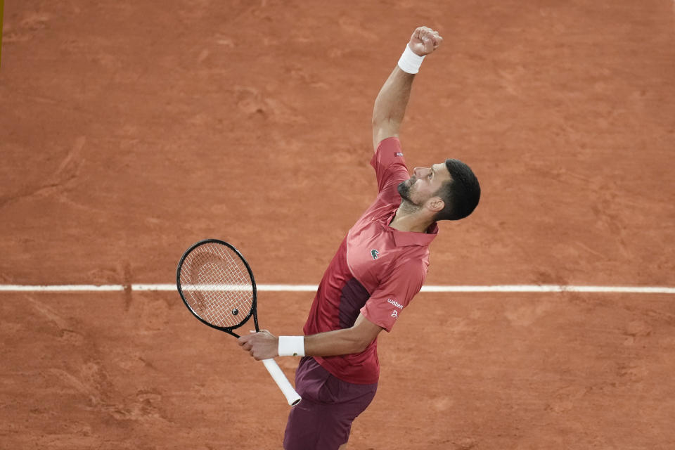 El serbio Novak Djokovic celebra tras ganar la primera ronda del Abierto de Francia ante el francés France's Pierre-Hugues Herbert el martes 28 de mayo del 2024. (AP Foto/Christophe Ena)