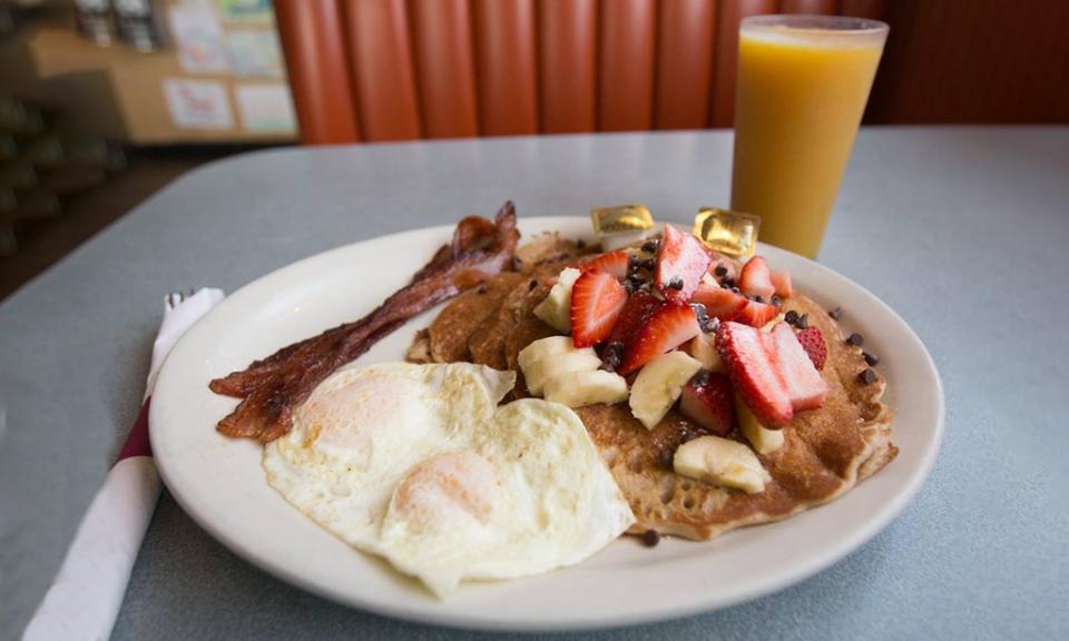 <b>Photo: The Uptowner Cafe on Grand/<a href="https://redirect.hoodline.com/http-tracking-groupo90dc437659235944d1c1?utm_source=all-feed&utm_medium=rss&utm_campaign=stories&pd00=db36acdd-6890-4195-b627-73eb040563a8&pd01=81024472-a80c-4266-a0e5-a3bf8775daa7&pd02=pl&pd99=3dc519b9-a8f9-4ba4-966e-f053ea760ebf" rel="nofollow noopener" target="_blank" data-ylk="slk:Groupon;elm:context_link;itc:0;sec:content-canvas" class="link ">Groupon</a></b>