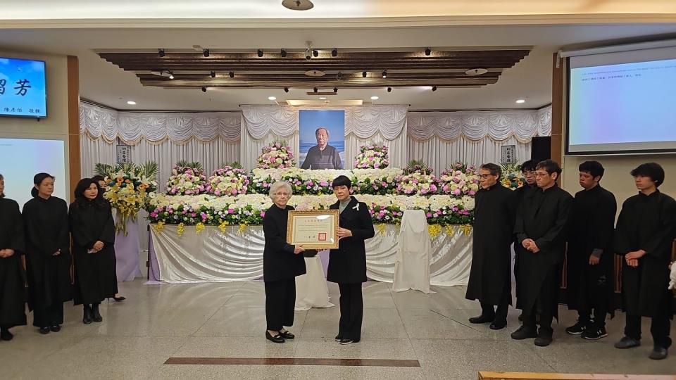 胡耀恆告別式舉行，由遺孀帶領總統褒揚令。（圖／文化部）