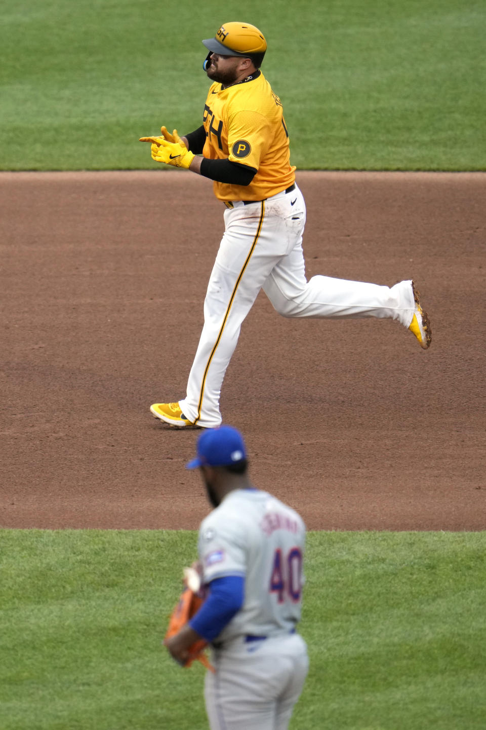 Pittsburgh Pirates' Rowdy Tellez, top, rounds the bases after hitting a solo home run off New York Mets starting pitcher Luis Severino (40) during the fourth inning of a baseball game in Pittsburgh, Friday, July 5, 2024. (AP Photo/Gene J. Puskar)