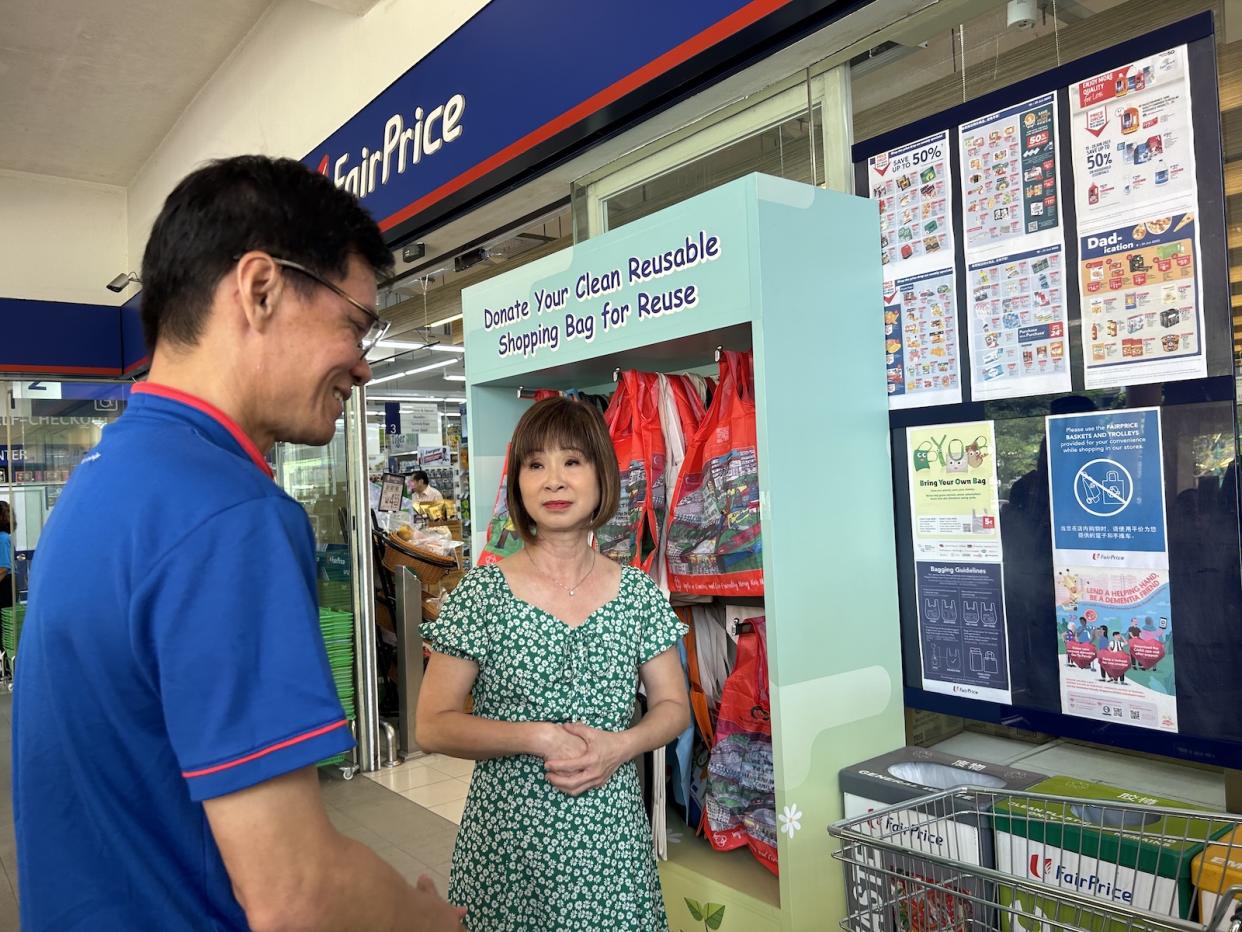 Senior Minister of State for Sustainability and the Environment Amy Khor and Chief Sustainability Officer of FairPrice Group Chan Tee Seng during her visit to NTUC FairPrice at HomeTeamNS Bukit Batok Clubhouse (PHOTO: Yahoo Southeast Asia)