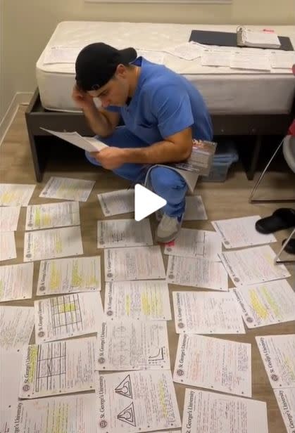 地板上鋪滿醫學生要讀的筆記。（圖／翻攝自TikTok@andreaspoly）