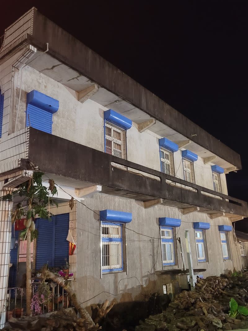 網友在夜間拍下一棟房屋，除了大門和陽台外，每個窗戶都有裝設鐵捲門。（圖／翻攝自路上觀察學院臉書）