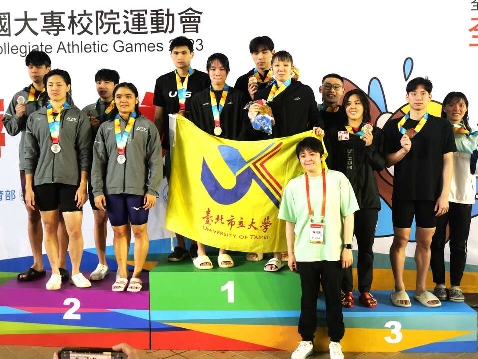 男女400混接力的台灣大學(右)和台灣師大(左)分奪銀、銅牌。詹健全攝