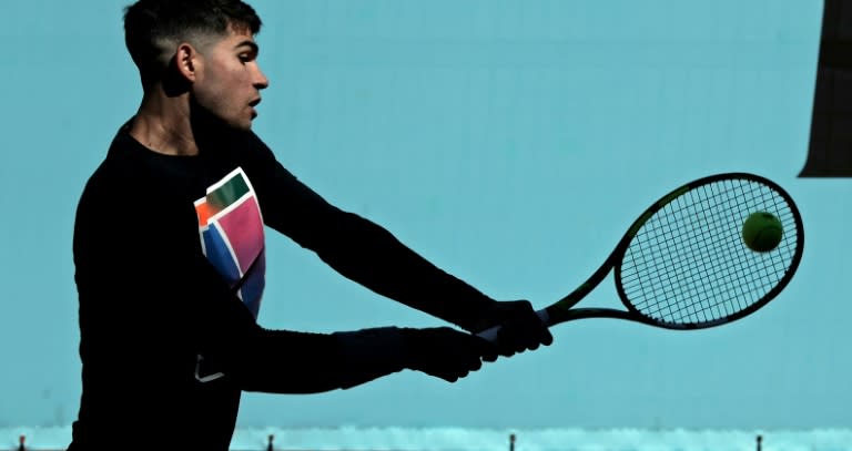 El tenista Carlos Alcaraz devuelve una pelota durante un entrenamiento antes del Torneo de Madrid el 23 de abril de 2024 en la capital española. (Thomas COEX)