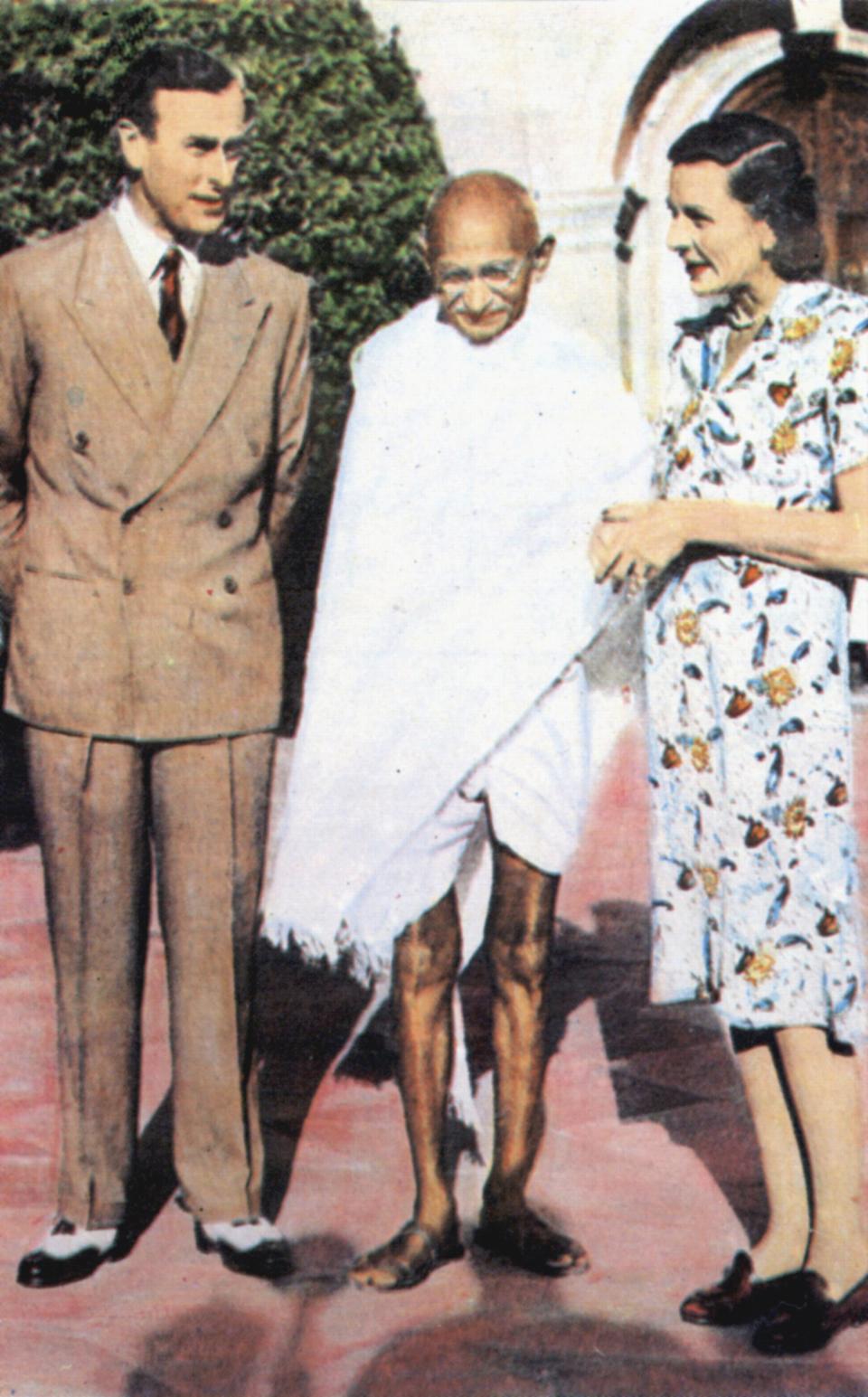 Mohondas Karamchand Gandhi (1869-1948), known as Mahatma (Great Soul). Indian Nationalist leader. Here he stands between Lord and Lady Mountbatten. (Photo by: Universal History Archive/Universal Images Group via Getty Images)