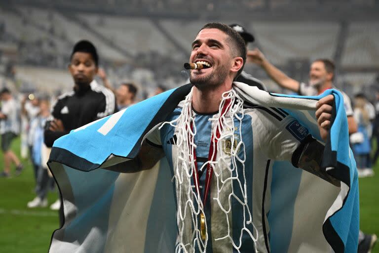 Rodrigo De Paul, con una red, un habano y la bandera argentina, tras consagrarse campeón mundial en Qatar 2022