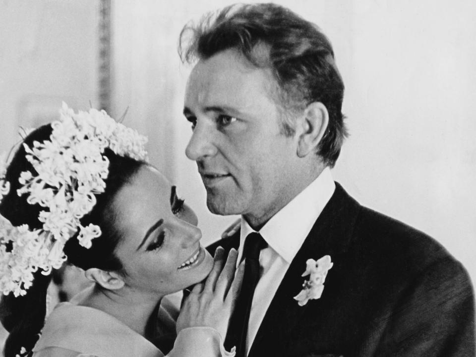 <p>Liz Taylor und Richard Burton befanden ihre Scheidung zehn Jahre nach der ersten Heirat als Fehler. 1975 heirateten sie zum zweiten Mal. Das Glück war von kurzer Dauer, 1976 folgte die endgültige Scheidung. (Bild: William Lovelace/Evening Standard/Getty Images)</p>