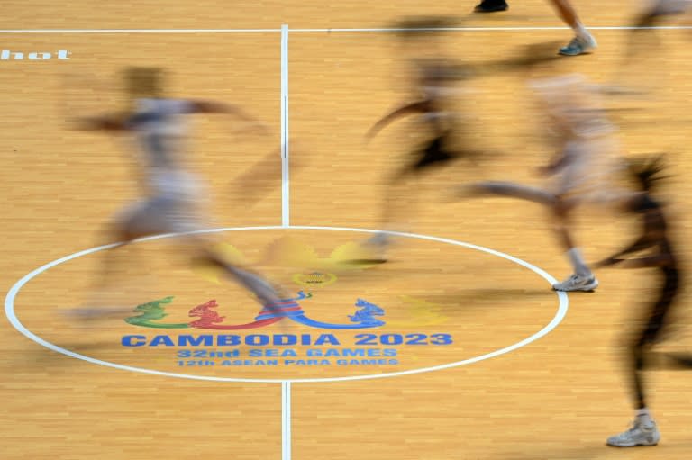 Pertandingan bola basket Sea Games dimainkan di aula olahraga, di atas ubin linoleum besar