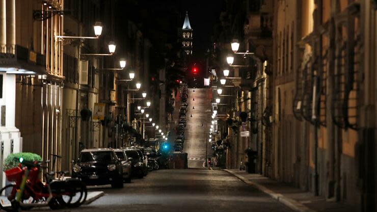 Eine leere Straße in Rom während der Ausgangssperre. In Italien hat die Zahl der Corona-Neuinfektionen binnen eines Tages erstmals die Marke von 21.000 überschritten. Foto: dpa