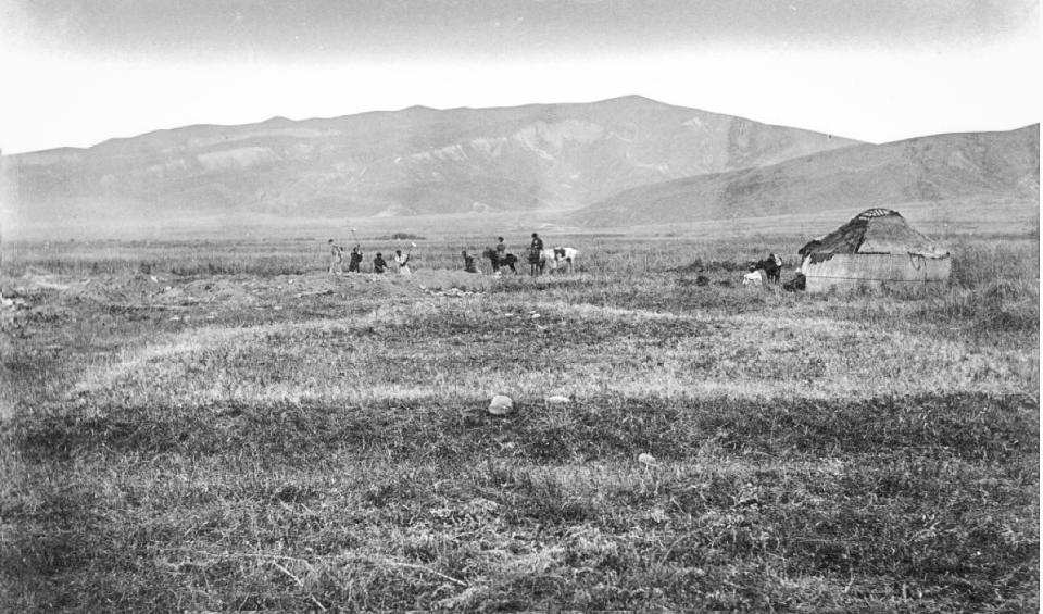 Excavation of the KaraDjigach site, in the Chu-Valley of Kyrgyzstan within the foothills of the Tian Shan mountains, August 1886. This excavation was carried out between the years 1885 and 1892. (A.S. Leybin)