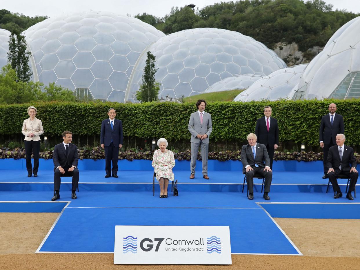 Queen Elizabeth II (C), poses for a family photograph with G7 leaders (Jack Hill/POOL/AFP via Getty Images)