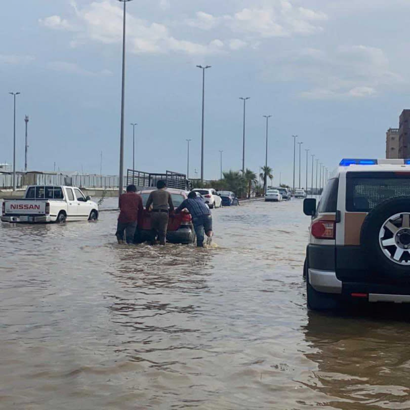 沙國多地因破紀錄的降雨面臨嚴重洪災。（圖／翻攝自推特）