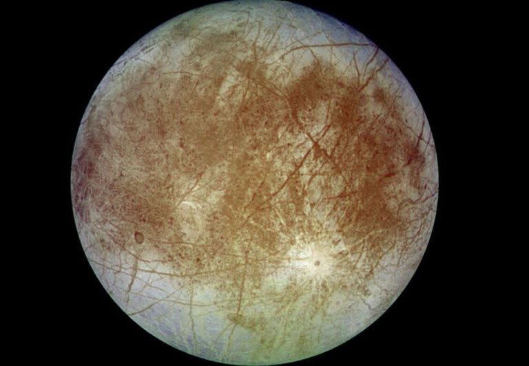 19/06/2023 Esta imagen muestra una vista del hemisferio posterior del satélite cubierto de hielo de Júpiter, Europa, en color natural aproximado. POLITICA INVESTIGACIÓN Y TECNOLOGÍA NASA/JPL/DLR