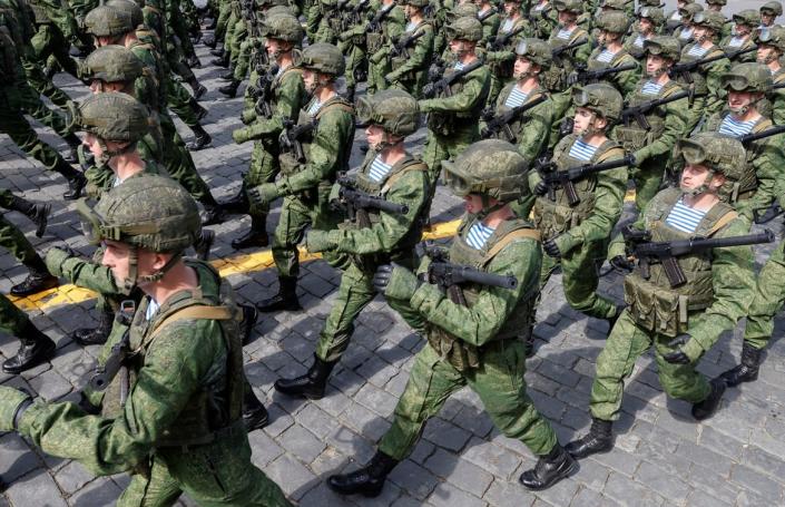 Une image de soldats russes défilant lors d'une répétition de défilé sur la place Rouge à Moscou, en Russie, en 2022.