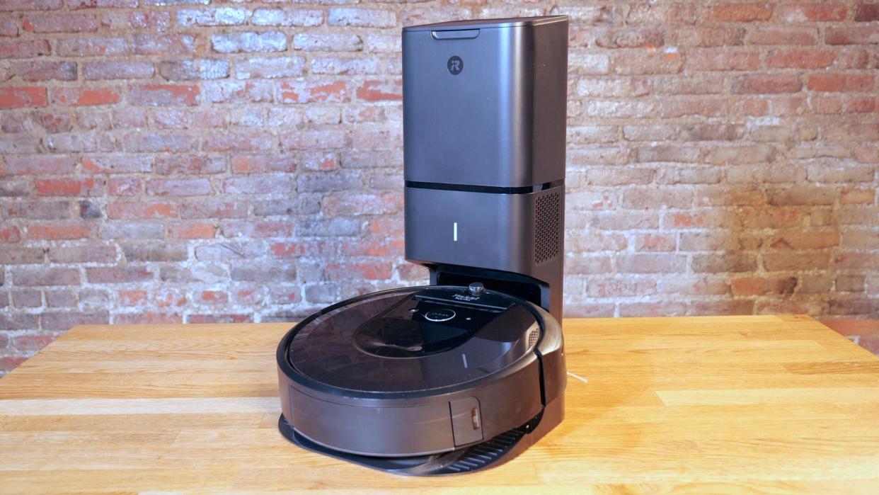iRobot Roomba i7+ hero
