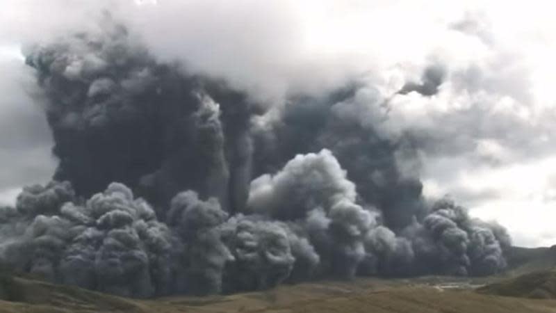 日本阿蘇火山今日噴發，濃煙直竄3.5公里。（翻攝自Shin Bump YouTube）
