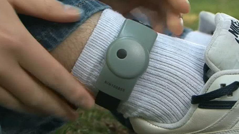 Image d'illustration d'un type de bracelet électronique utilisé actuellement en France. - BFMTV