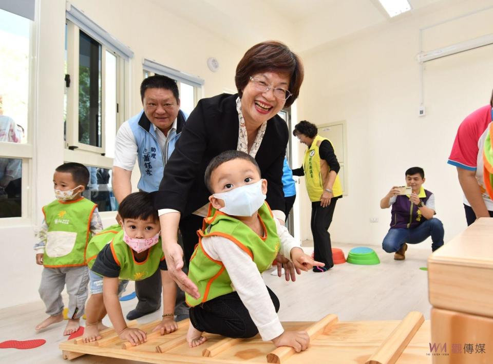 ▲彰化縣政府在舊社非營利幼兒園舉辦113年度公共化幼兒園聯合揭牌典禮，使更多家庭能夠享受平價的幼保服務，讓父母在育兒方面無後顧之憂。（記者陳雅芳攝）