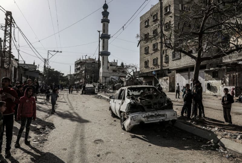 Palestinians inspect a vehicle destroyed by an Israeli military drone. Abed Rahim Khatib/dpa