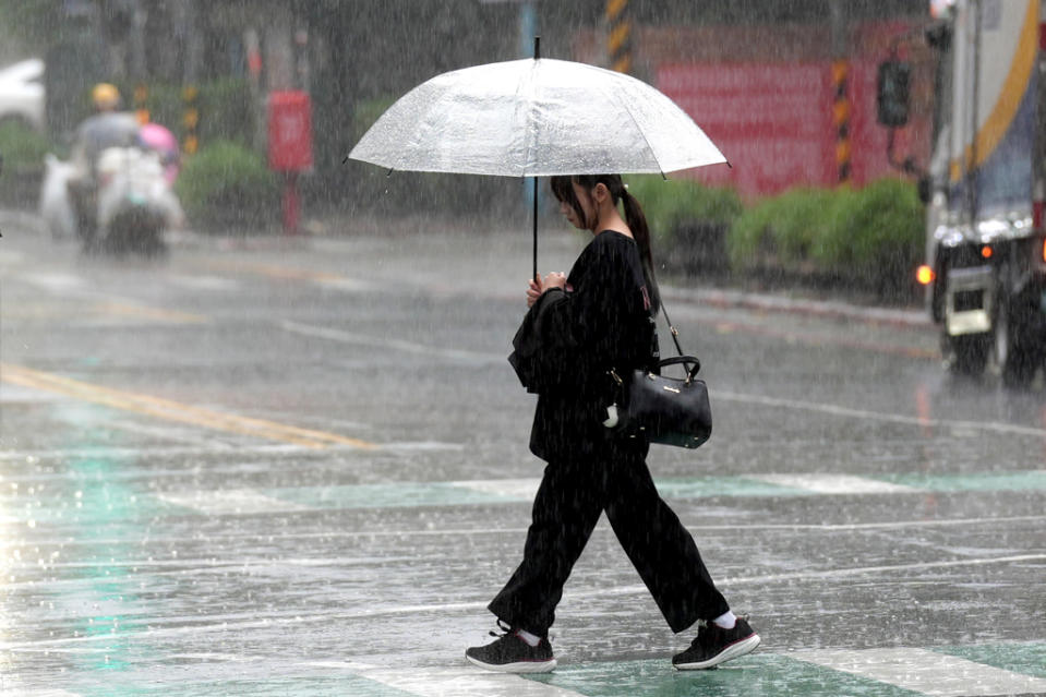 氣象署上午就發布大雨特報。（黃世麒攝）