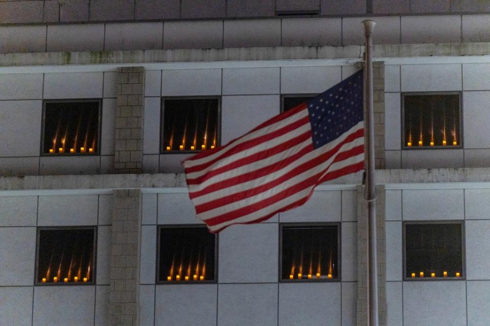 美國駐港總領事館昨晚在窗邊點起燭光悼念。美聯社