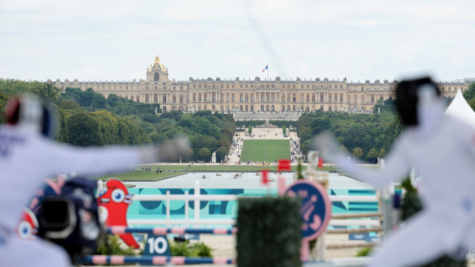 dpatop - 09 Agustus 2024, Prancis, Versailles: Olympia, Paris 2024, Perorangan, Pria, Babak Bonus Anggar, pemandangan Istana Versailles dengan pertandingan anggar di latar depan. Foto: Rolf Vennenbernd/dpa (Foto oleh Rolf Vennenbernd/picture alliance via Getty Images)