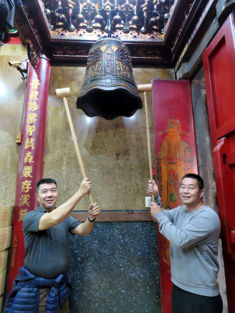 蔡宗昇（左）、周榮棠（右）發起的「府城跨年敲鐘祈福」活動，今年邁入第三年。（記者陳治交攝）