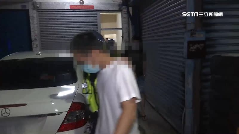 警方將賭客全數帶回警局。