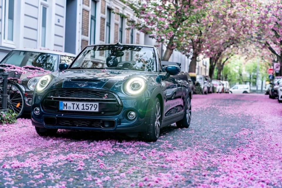 mini-convertible-sidewalk