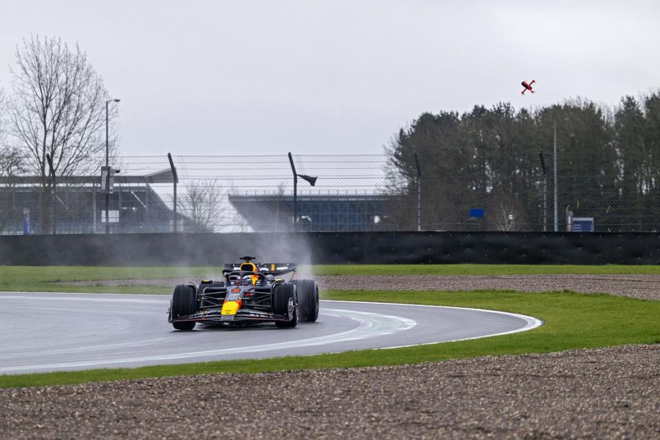 全新穿越機技術捕捉Max-Verstappen駕駛RB20賽車奔馳在銀石賽道