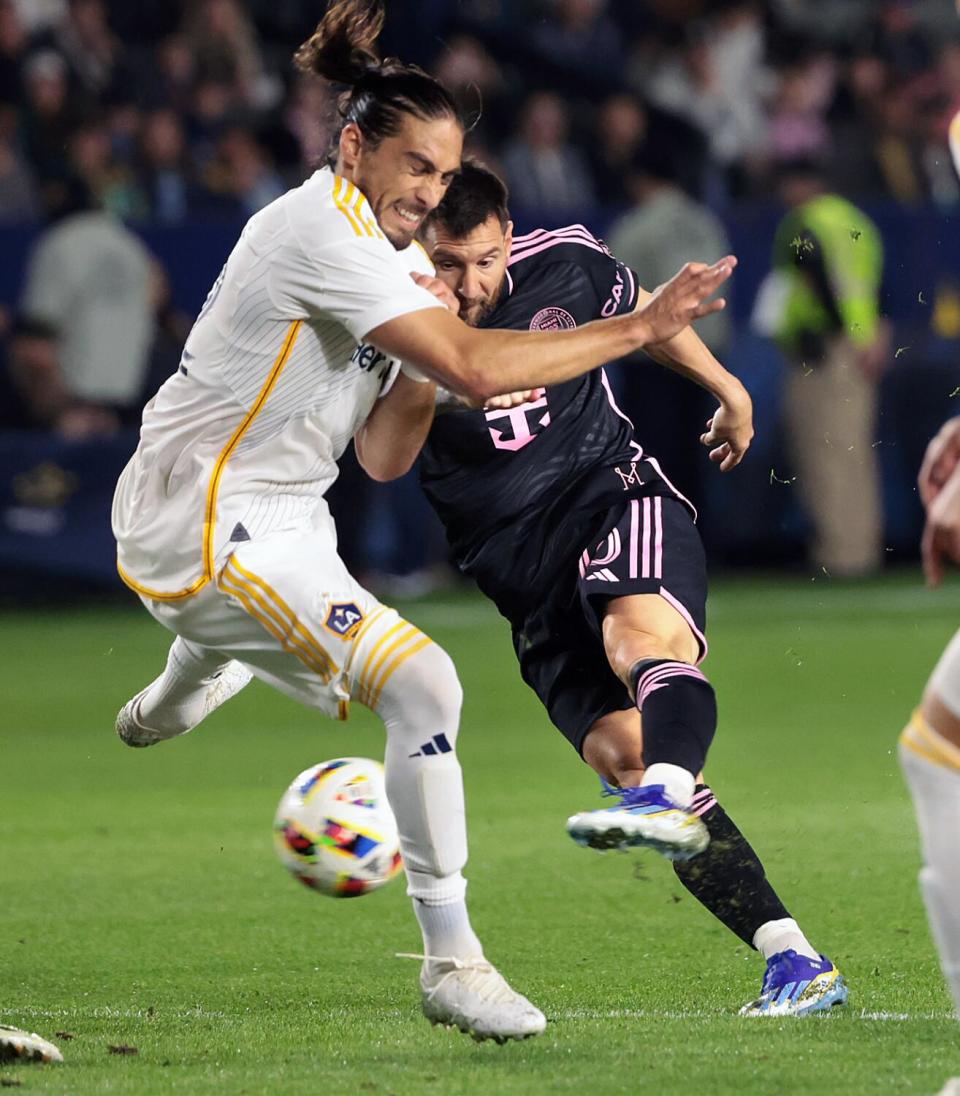 Lionel Messi takes a shot against Martín Cáceres.