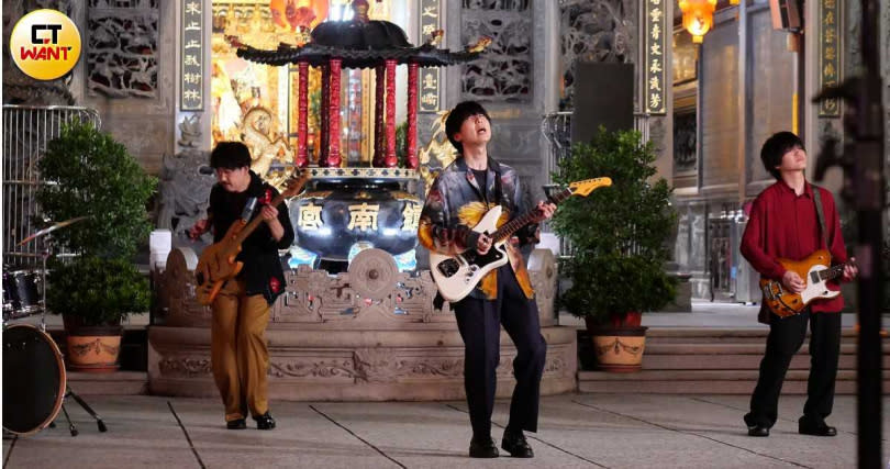 「indigo la End」難得來台拍攝MV，其中一個場景就是4人站在香爐前對嘴拍攝，畫面相當具有台灣特色。（圖／本刊攝影組）