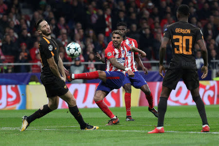 Soccer Football - Champions League - Atletico Madrid vs Roma - Wanda Metropolitano, Madrid, Spain - November 22, 2017 Atletico Madrid's Augusto Fernandez in action with Roma's Konstantinos Manolas REUTERS/Sergio Perez