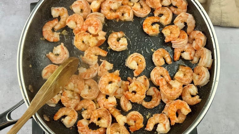 shrimp in frying pan