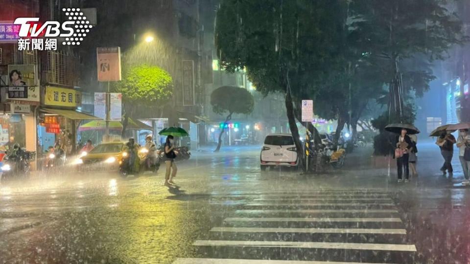 新北永和晚間下起大雷雨。（圖／TVBS）