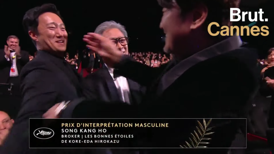 宋康昊上台前不忘和朴贊郁導演（中）和朴海日互相祝賀。（截圖自Brut. Cannes YT）