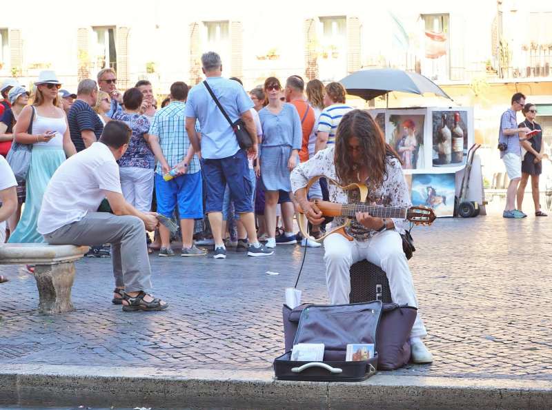 20200508-新冠肺炎疫情造成海外旅遊市場急凍，圖為義大利羅馬街頭遊客成群。（盧逸峰攝）