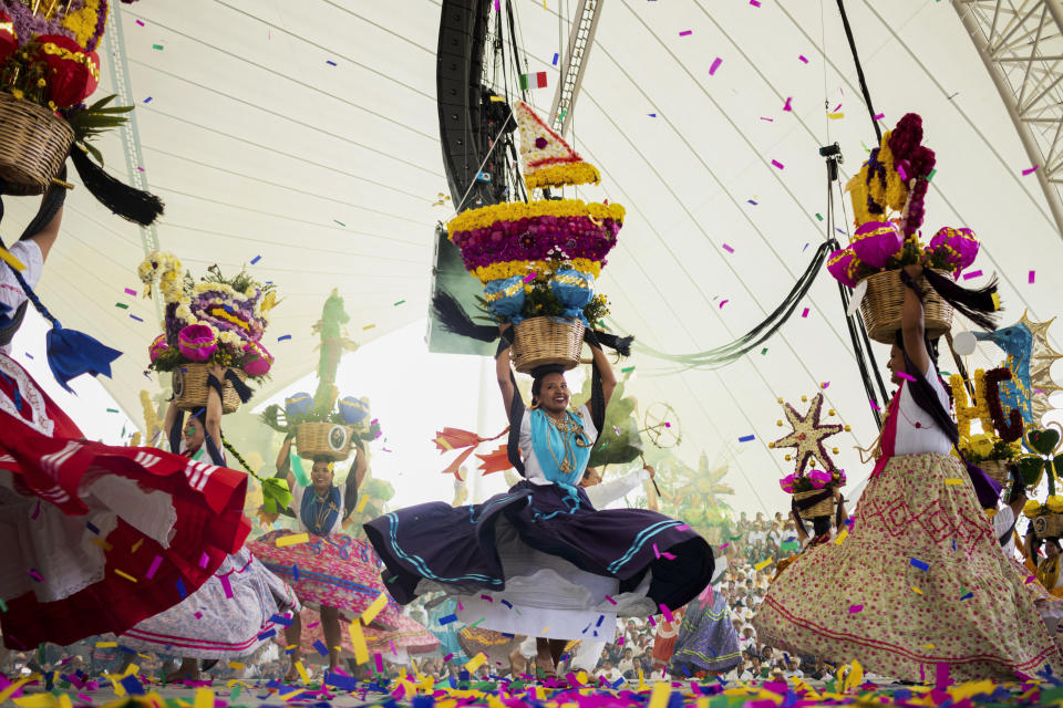 Varias mujeres bailan en el primer día del festival de la Guelaguetza en Oaxaca, México, el lunes 17 de julio de 2023. En el el evento promovido por el gobierno, 16 etnias indígenas y la comunidad afromexicana reivindican sus tradiciones a través de bailes, desfiles y venta de artesanías. (AP Foto/María Alférez)
