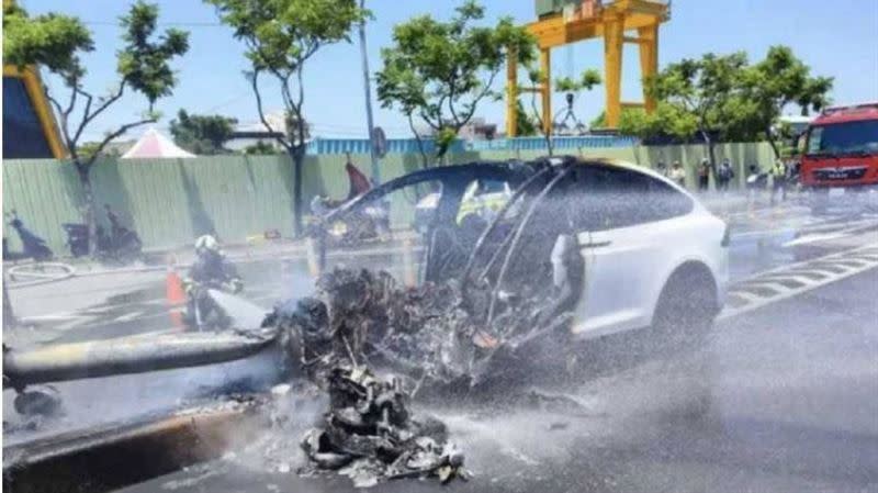 林志穎駕駛電動車自撞起火，恩人還原救命驚險5分鐘。（圖／桃園市政府消防局提供）