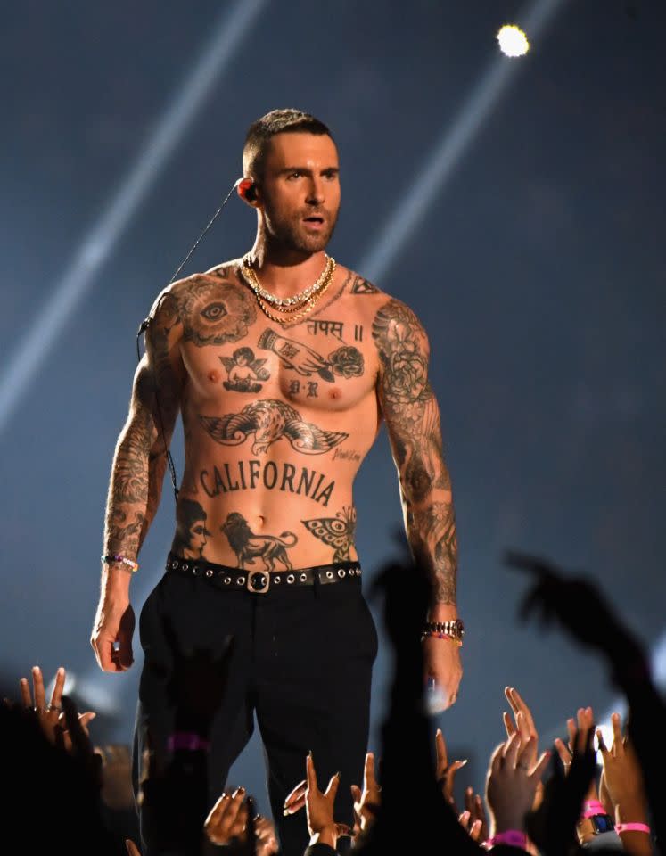 Ihre Fans haben ihre Empörung kundgetan, dass Adam Levine von Maroon 5 einfach sein Oberteil herunterreißen und seine Brustwarzen entblößen könnte, ohne dass jemand mit der Wimper gezuckt hätte. Foto: Getty Images