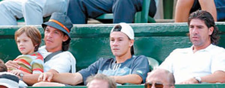 Una perla de archivo, de febrero de 2004: en el BALTC, Gallardo, Coria y Marcelo Salas observando el partido Gasquet-Massú por el ATP de Buenos Aires