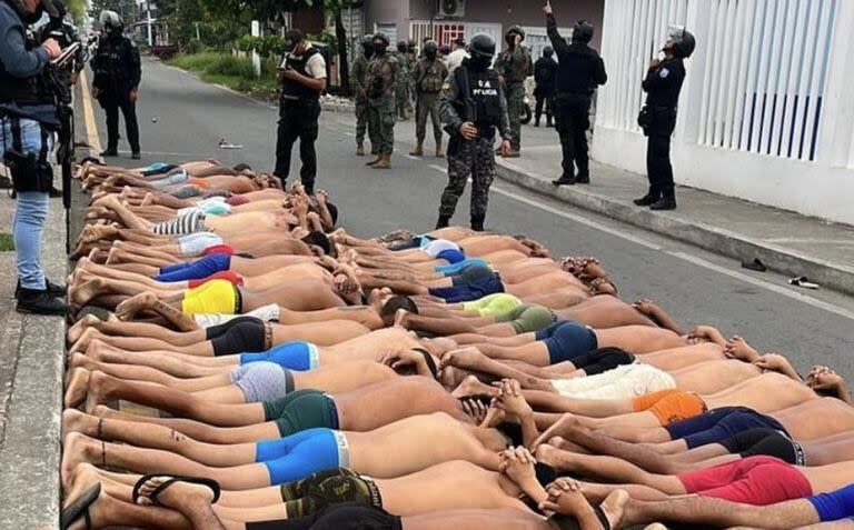  Detenidos tras asaltar un hospital en Ecuador. Un total de 69 individuos armados han sido detenidos tras asaltar el Hospital Público de Yaguachi, a las afueras de la ciudad ecuatoriana de Guayaquil