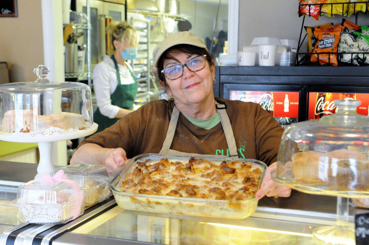 Jeannie Kellams with a pan of her mom Cleo's vanilla bread pudding inside Cleo's Bakery and Brown Bag Lunches on Jennings St. in Newburgh, Ind. on Thursday, Jan. 20, 2022.