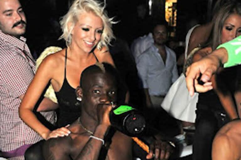 Así se divierte Balotelli: aquí, en una fiesta en Saint Tropez