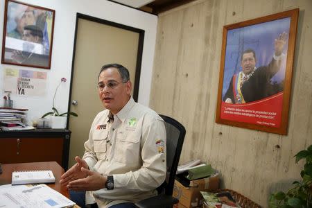 Miguel Ángel Romero, gerente de generación de la estatal Corpoelec, habla durante una entrevista con Reuters en Caracas. 1 abril, 2016. Una intensa sequía redujo al nivel más bajo de su historia el embalse de la mayor hidroeléctrica de Venezuela, dijo el viernes un gerente de la corporación estatal de energía, por lo que el país petrolero puede estar cerca de un racionamiento. El embalse de la Central Hidroeléctrica del Guri, en el sur de Venezuela, está en un mínimo de 244,37 metros sobre el nivel del mar, apenas 4 metros por encima de su cota crítica. REUTERS/Carlos Garcia Rawlins