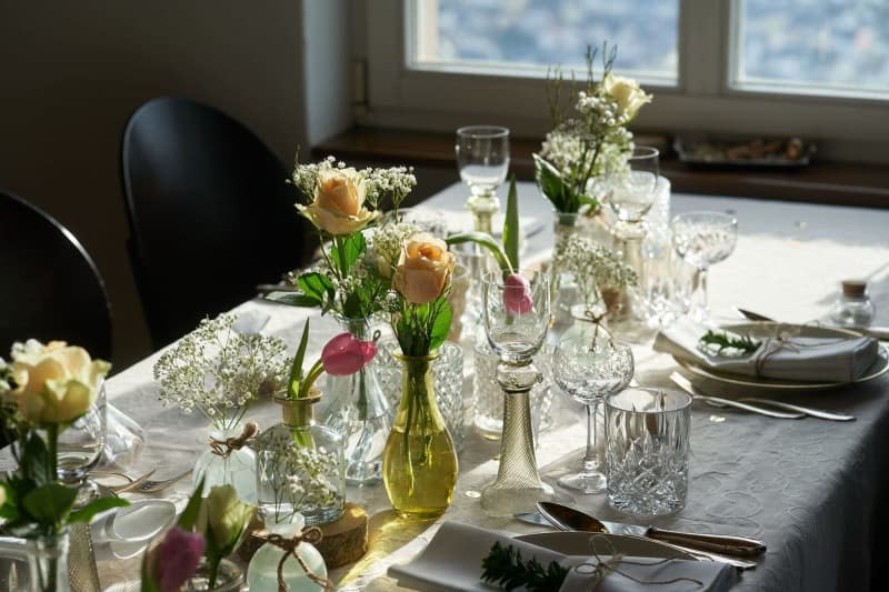 Small bouquets are often more sustainable than large arrangements as they require fewer resources such as water and packaging material. They are also easier to recycle or compost. Thomas Frey/dpa