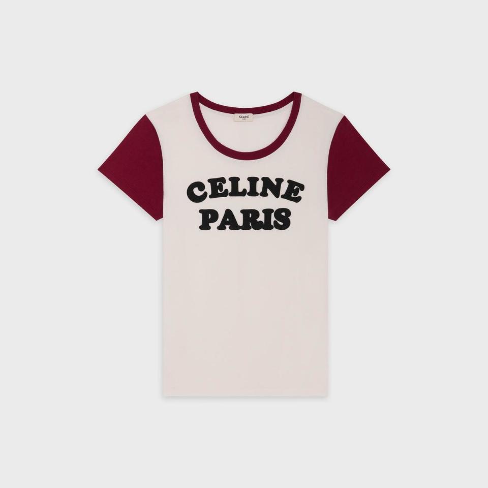 CELINE PARIS LOGO白色與酒紅色T恤。NT$15,500（CELINE提供）