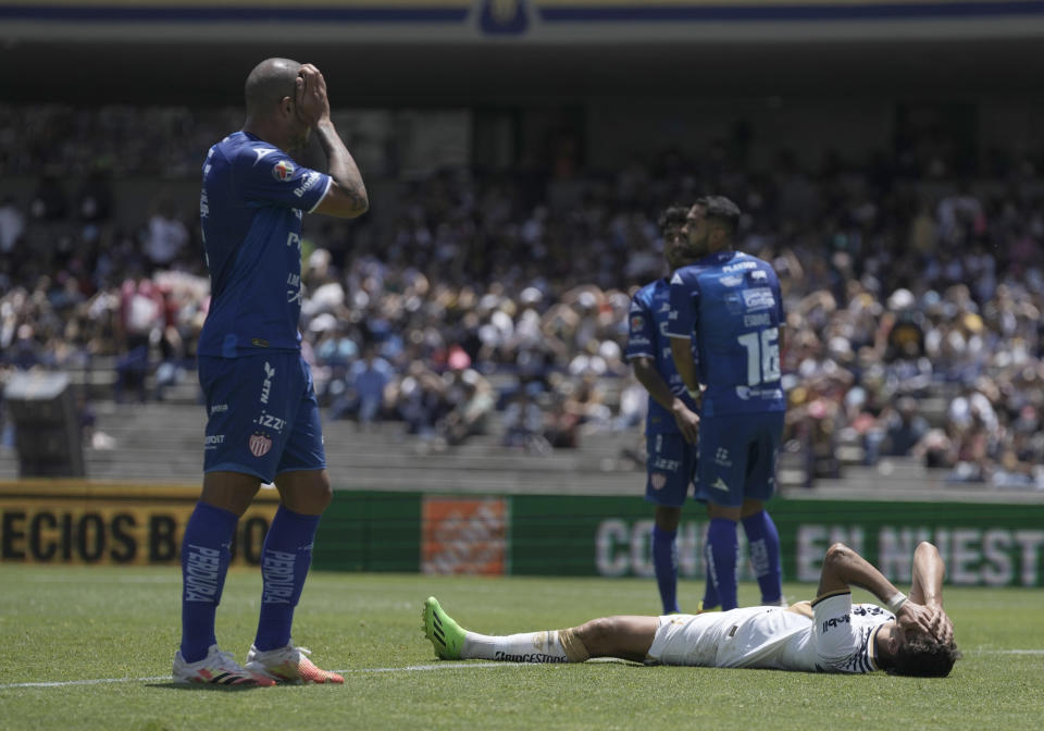 Juan Dinenno de Pumas tirado en la cancha tras desperdiciar una ocasión de gol en la victoria 1-0 ante Necaxa por el torneo Apertura de México, el domingo 17 de julio de 2022. (AP Foto/Moisés Castillo)